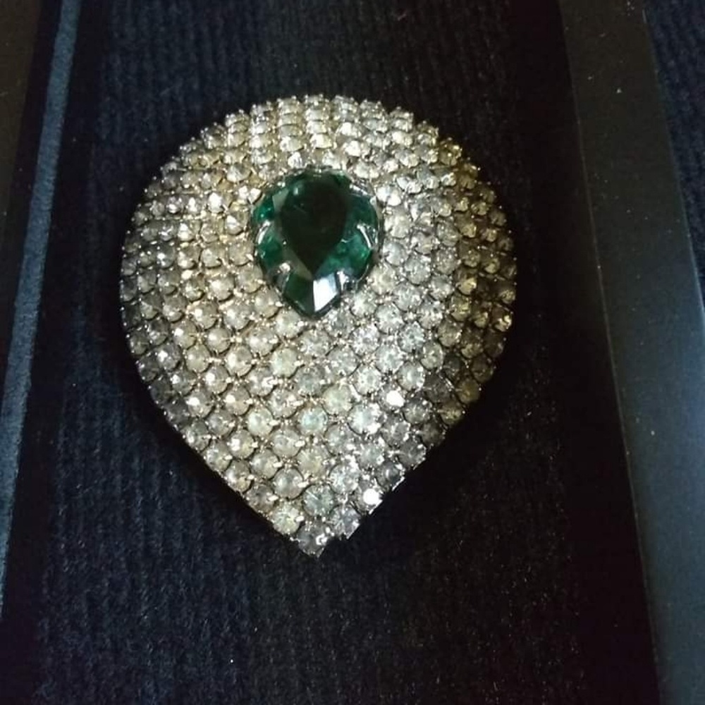 Vintage  rhinestone brooch, with a green emerald .